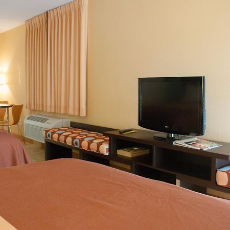 Super 8 By Wyndham Indio Hotel Екстериор снимка