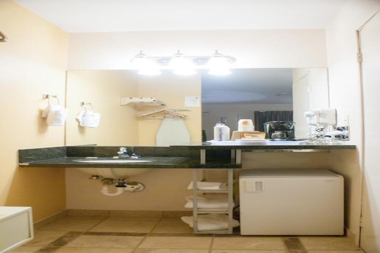 Super 8 By Wyndham Indio Hotel Екстериор снимка