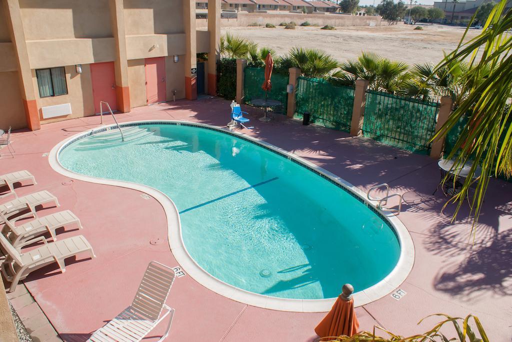 Super 8 By Wyndham Indio Hotel Екстериор снимка