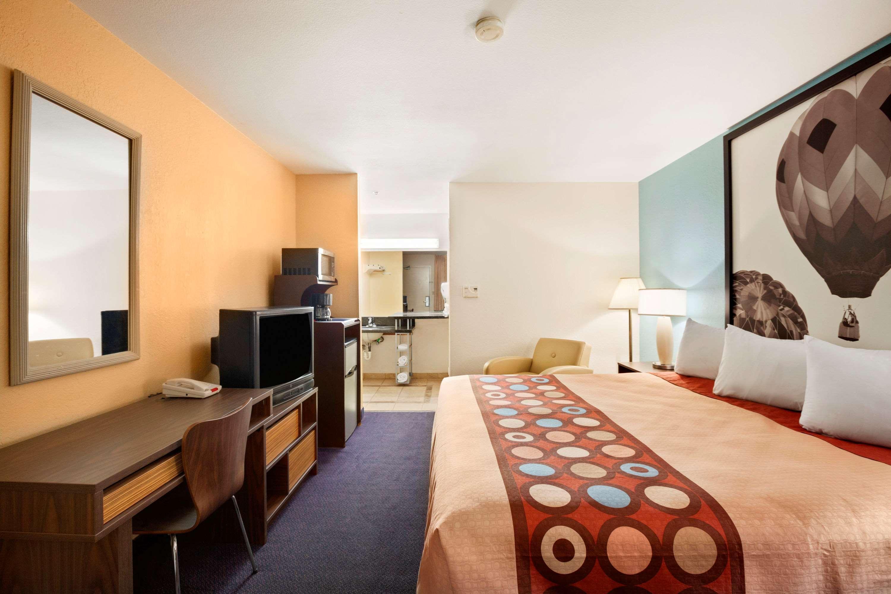 Super 8 By Wyndham Indio Hotel Екстериор снимка