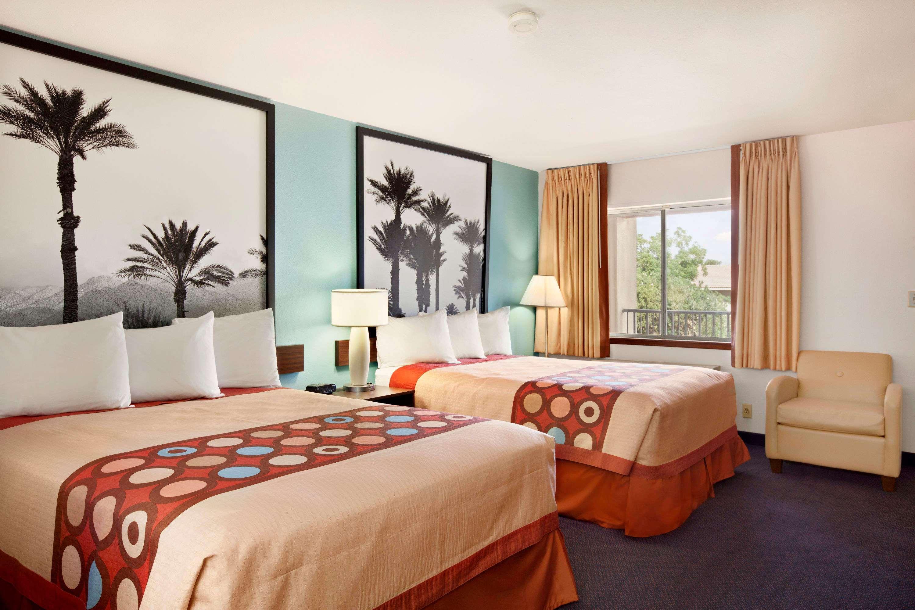 Super 8 By Wyndham Indio Hotel Екстериор снимка