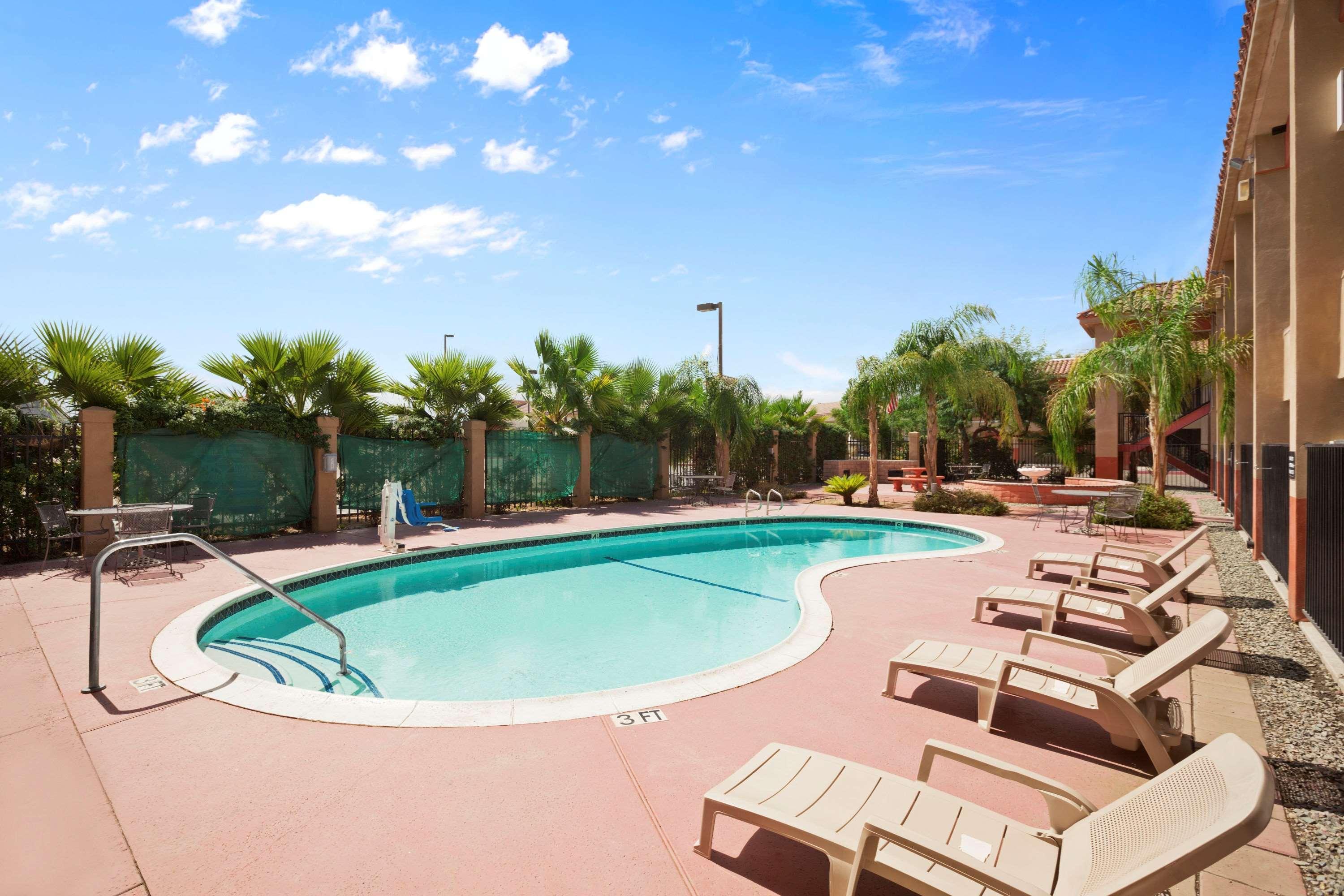 Super 8 By Wyndham Indio Hotel Екстериор снимка