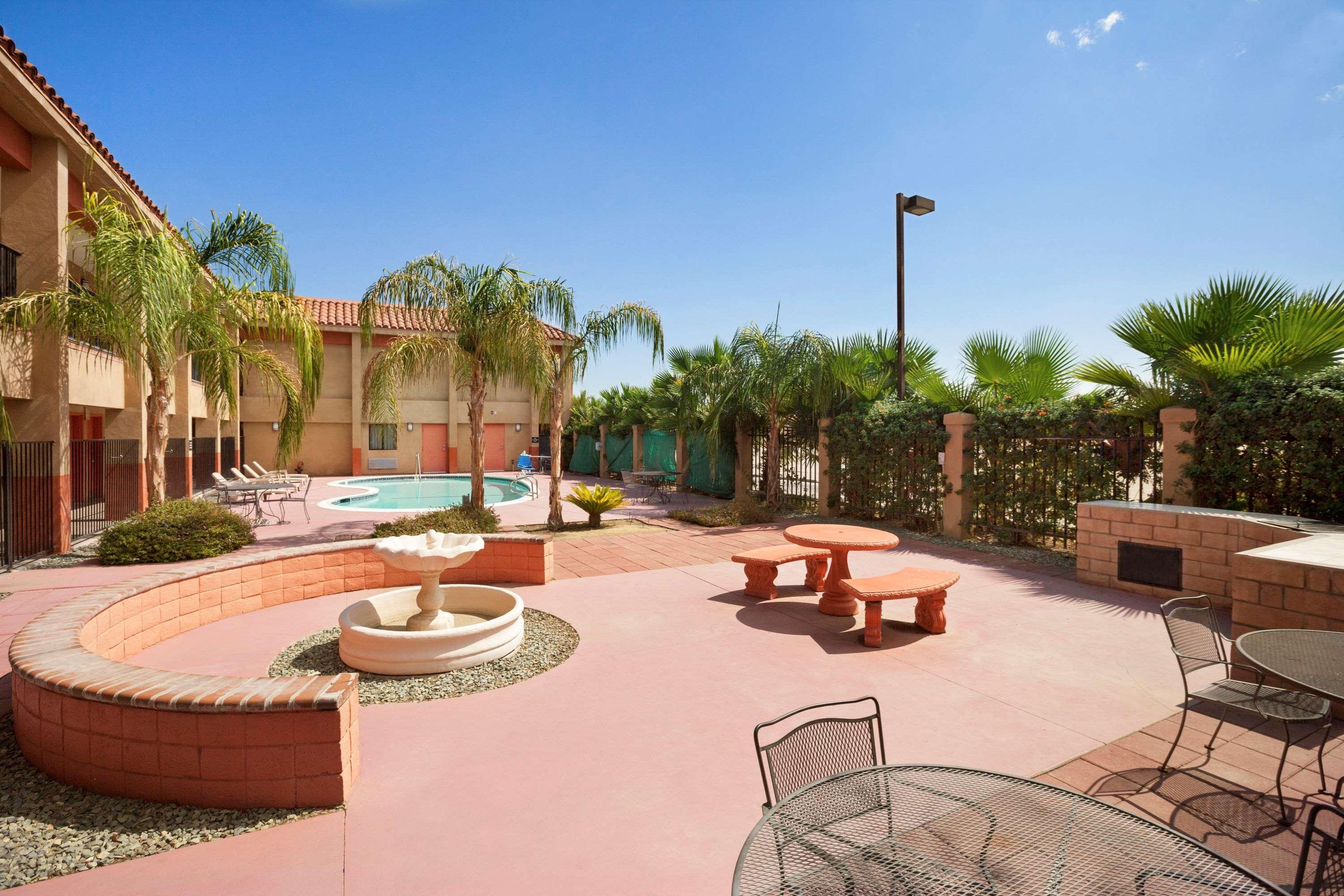 Super 8 By Wyndham Indio Hotel Екстериор снимка