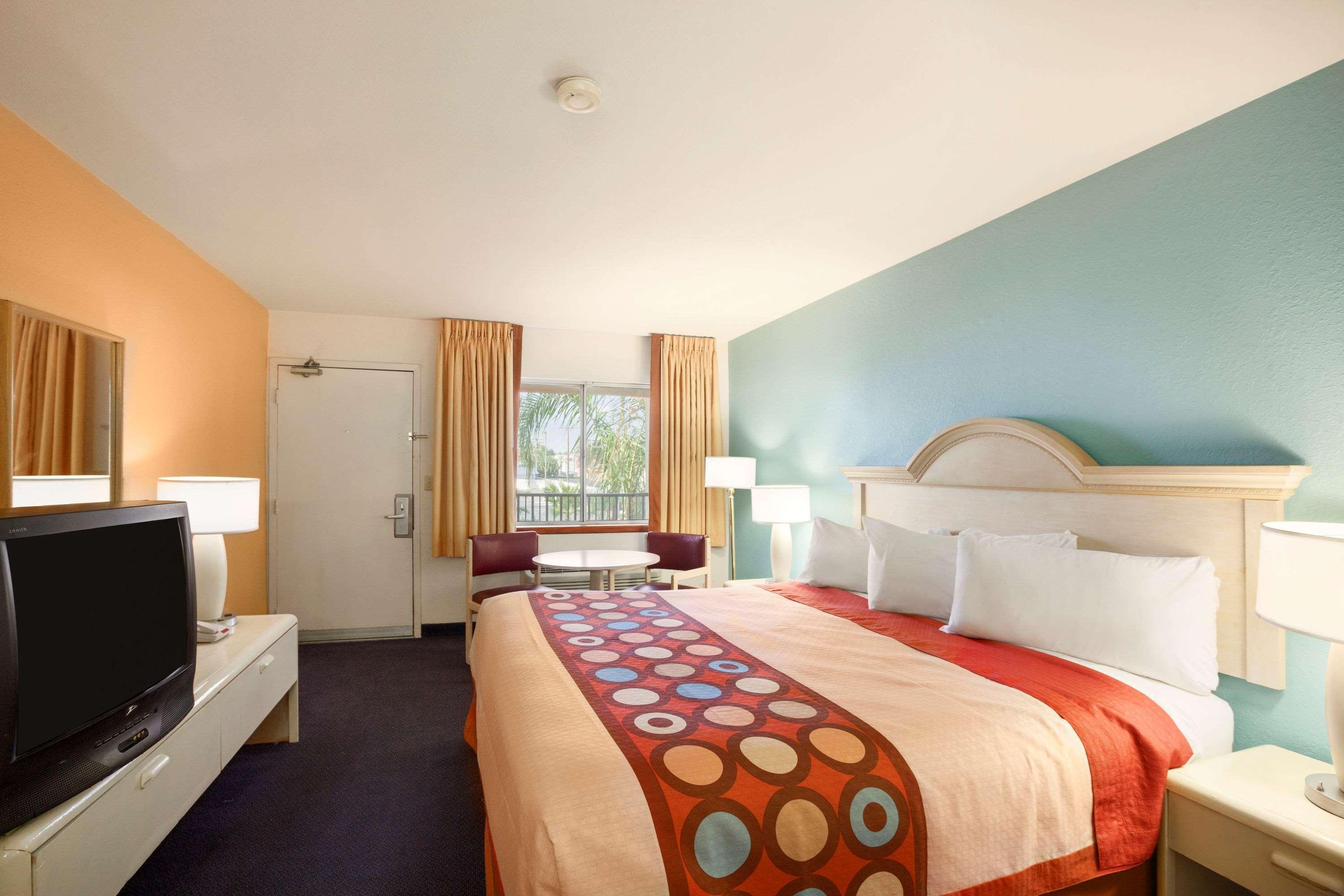 Super 8 By Wyndham Indio Hotel Екстериор снимка