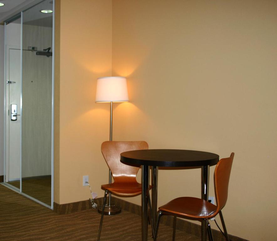 Super 8 By Wyndham Indio Hotel Стая снимка