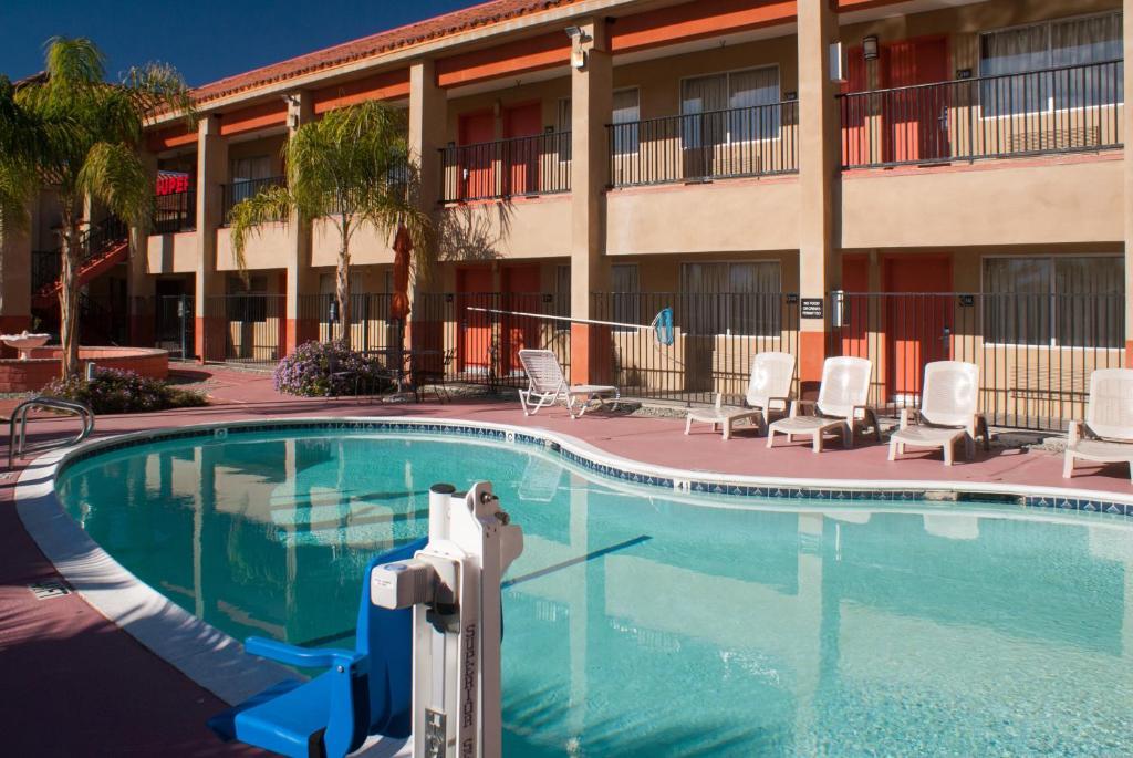 Super 8 By Wyndham Indio Hotel Екстериор снимка