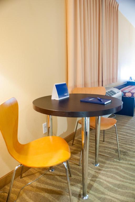 Super 8 By Wyndham Indio Hotel Стая снимка