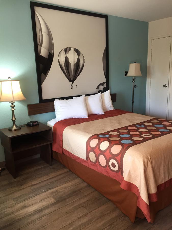 Super 8 By Wyndham Indio Hotel Екстериор снимка
