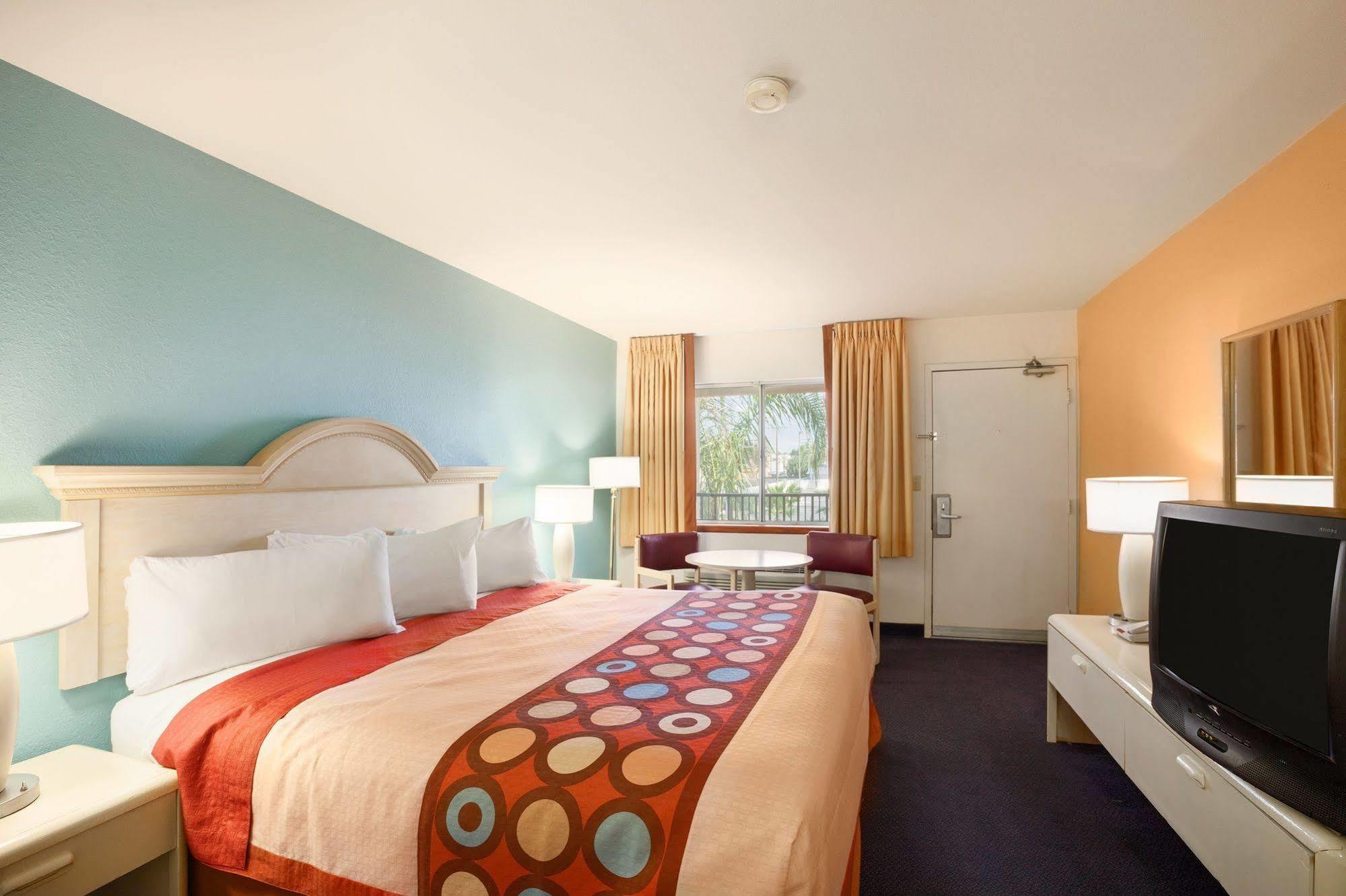 Super 8 By Wyndham Indio Hotel Екстериор снимка