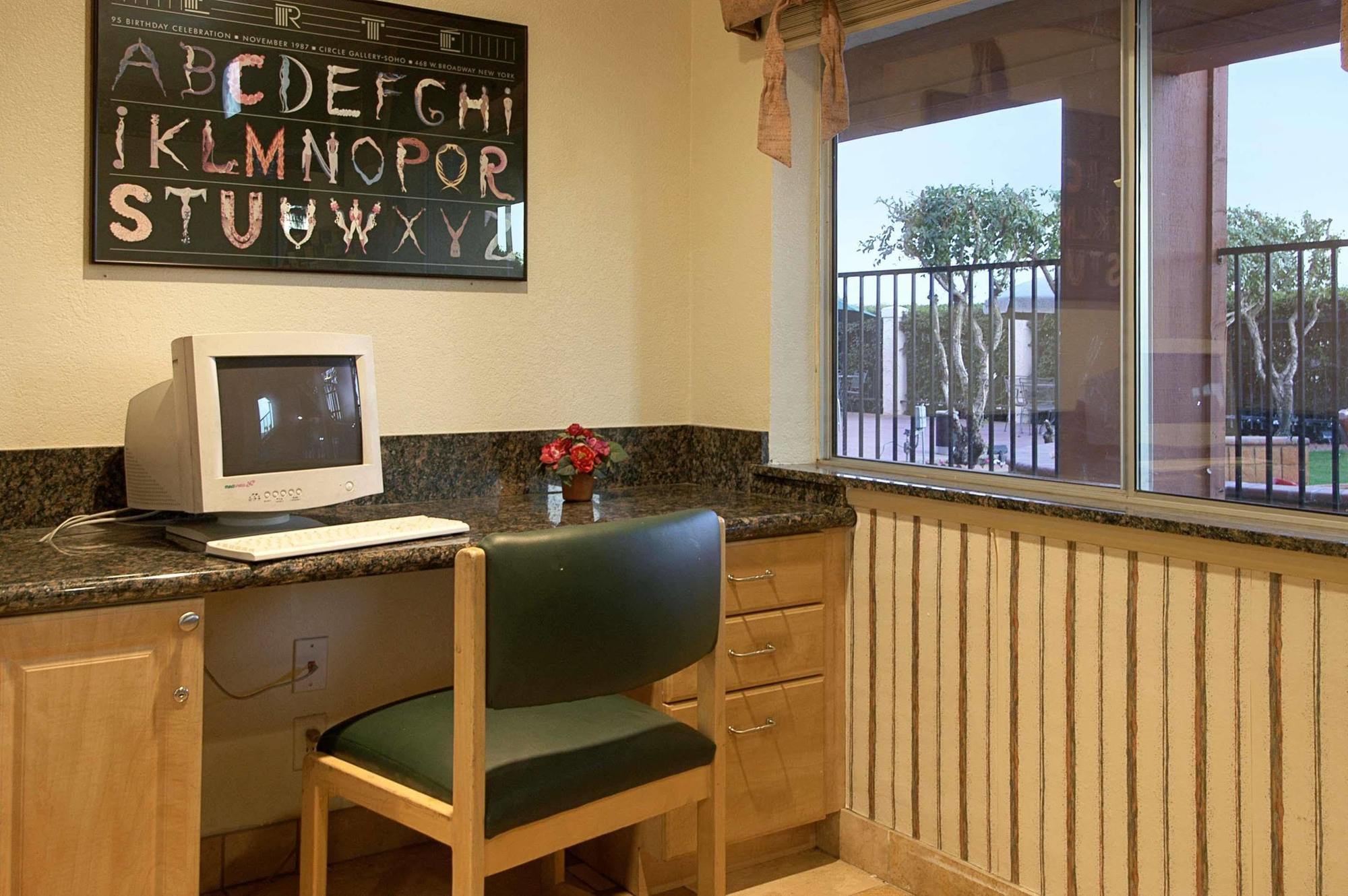 Super 8 By Wyndham Indio Hotel Екстериор снимка